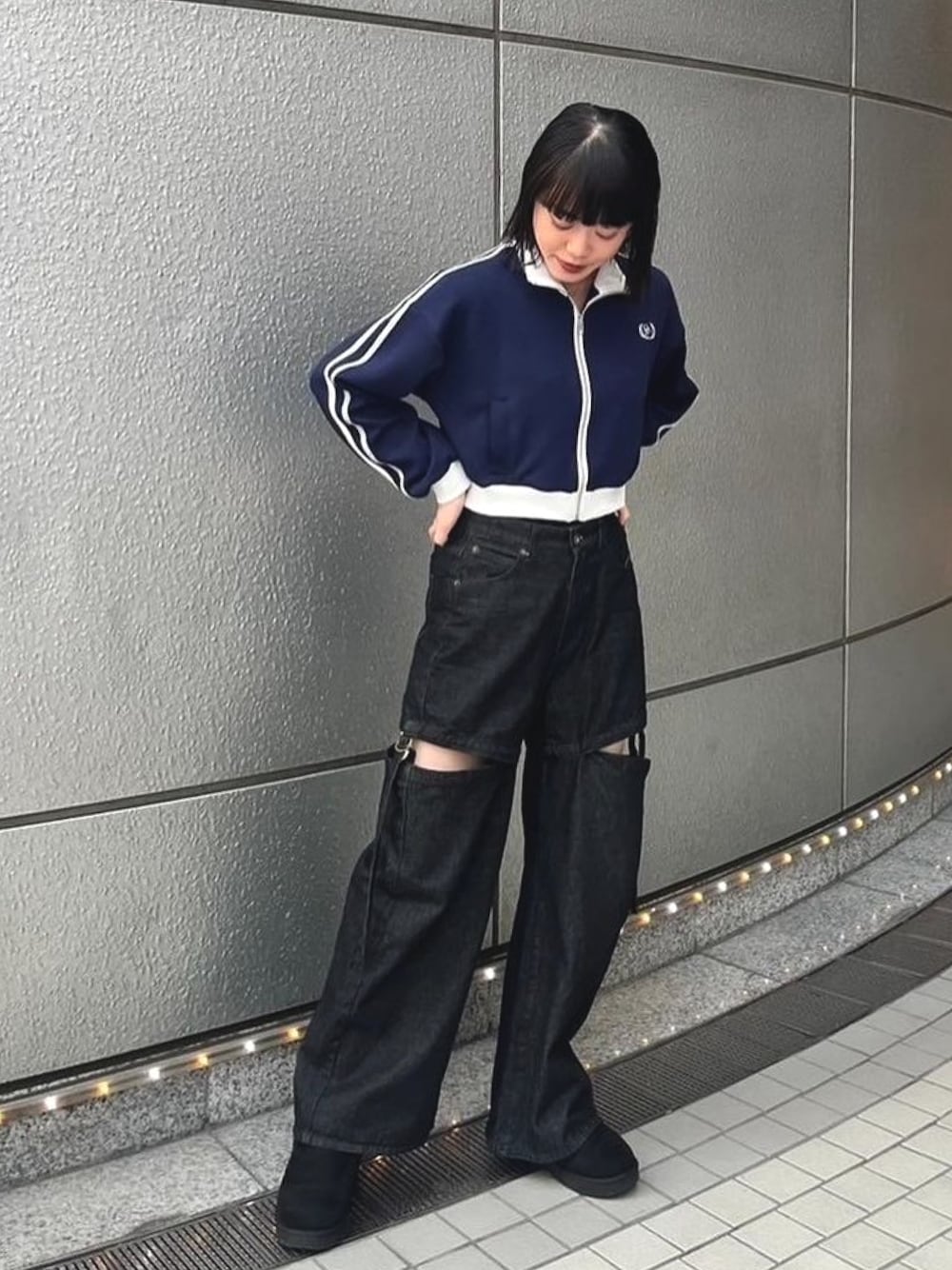 「春のおしゃ見えテクニック、春、パンツコーデ、デニム、トラックジャケット、ブラックデニム、ワイドパンツ、肌見せ、スポーツミックス、one way、ワンウェイ」｜「one wayのトラックジャケット（その他アウター、ブルー系）」を使った、onewayさん（レディース・165cm）の春コーディネートの1枚目の写真