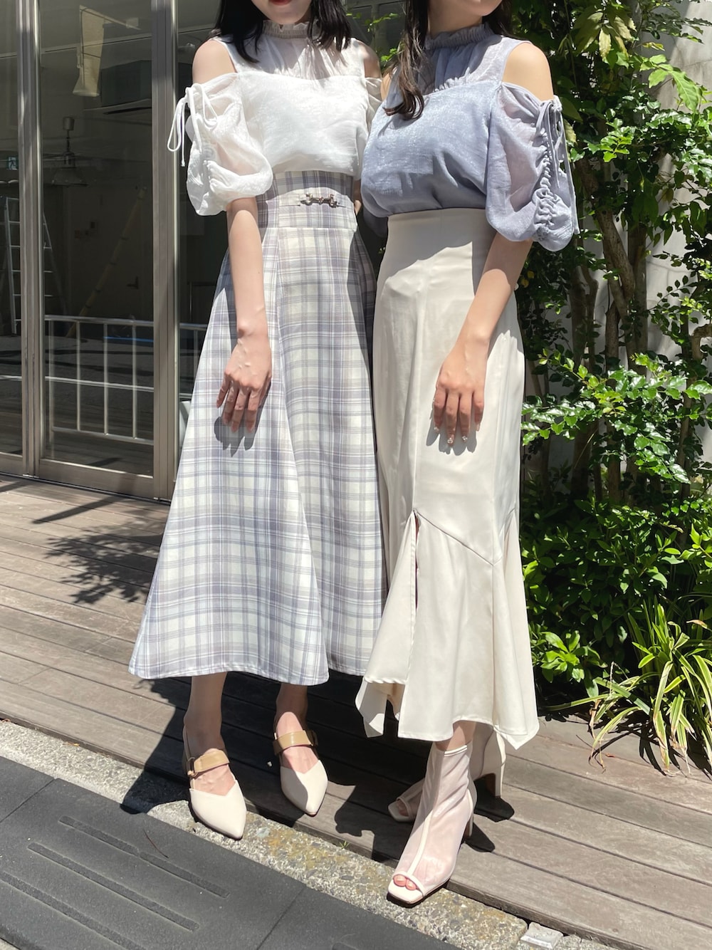 「お出かけコーデ、春夏コーデ、大人かわいい、カラーコーデ、ワントーンコーデ、シアートップス、初夏コーデ、大人ガーリー、キレイめコーデ、オープンショルダー、肌見せ、NOMAE、one way、ワンウェイ」｜「one wayザッカのベルト付ポインテッドヒール（パンプス、ホワイト系）」を使った、onewayさん（レディース・160cm）の春コーディネートの1枚目の写真
