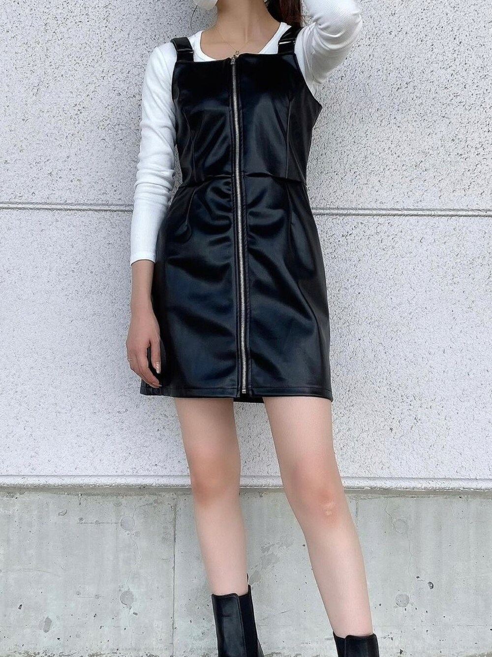 「だから秋服が好き、カジュアルコーデ、ブラック、ワンピース、モノトーンコーデ、レザーパンツ、レザーワンピース、タイトワンピース、ミニワンピース、one way、ワンウェイ」｜「one wayの【oneway Jeans】フロントファスナーフェイクレザーワンピース（ワンピース、ブラック系）」を使った、onewayさん（レディース・161cm）の秋コーディネートの1枚目の写真