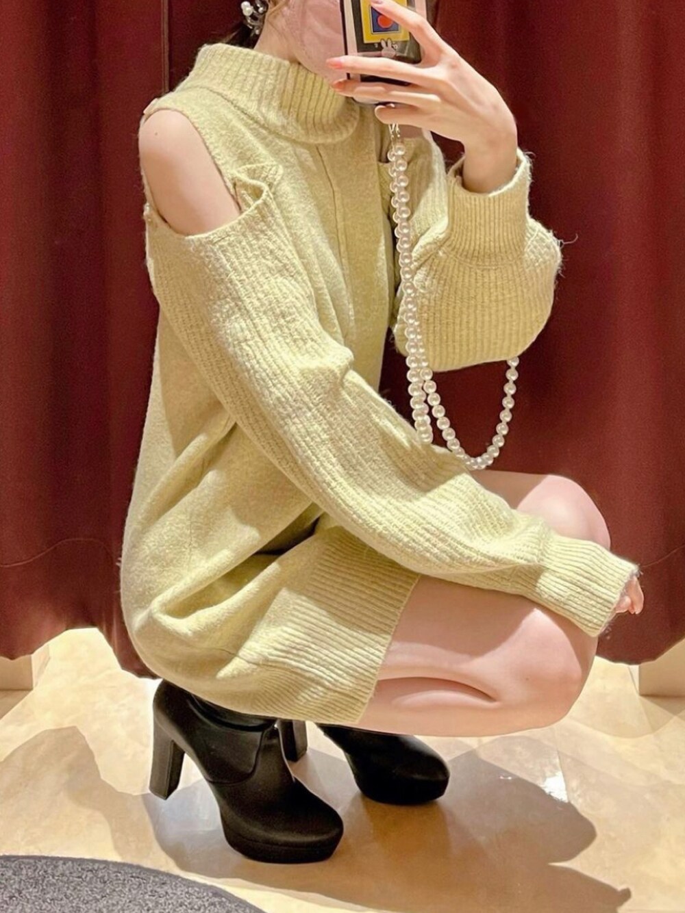 イエロー系のワンピースを着用したレディースの秋コーディネートの1枚目の写真