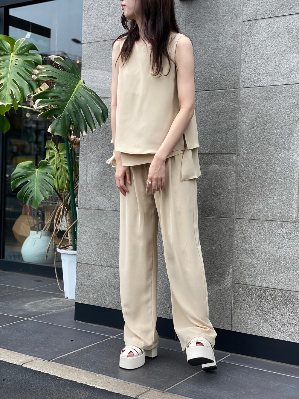 「シンプル、大人カジュアル、夏コーデ、お出かけコーデ、ワントーンコーデ、ベージュ、セットアップ、リラックススタイル、one way、ワンウェイ」｜「one wayのレイヤードノースリチュニック（シャツ/ブラウス、ベージュ系）」を使った、onewayさん（レディース・162cm）の夏コーディネートの1枚目の写真