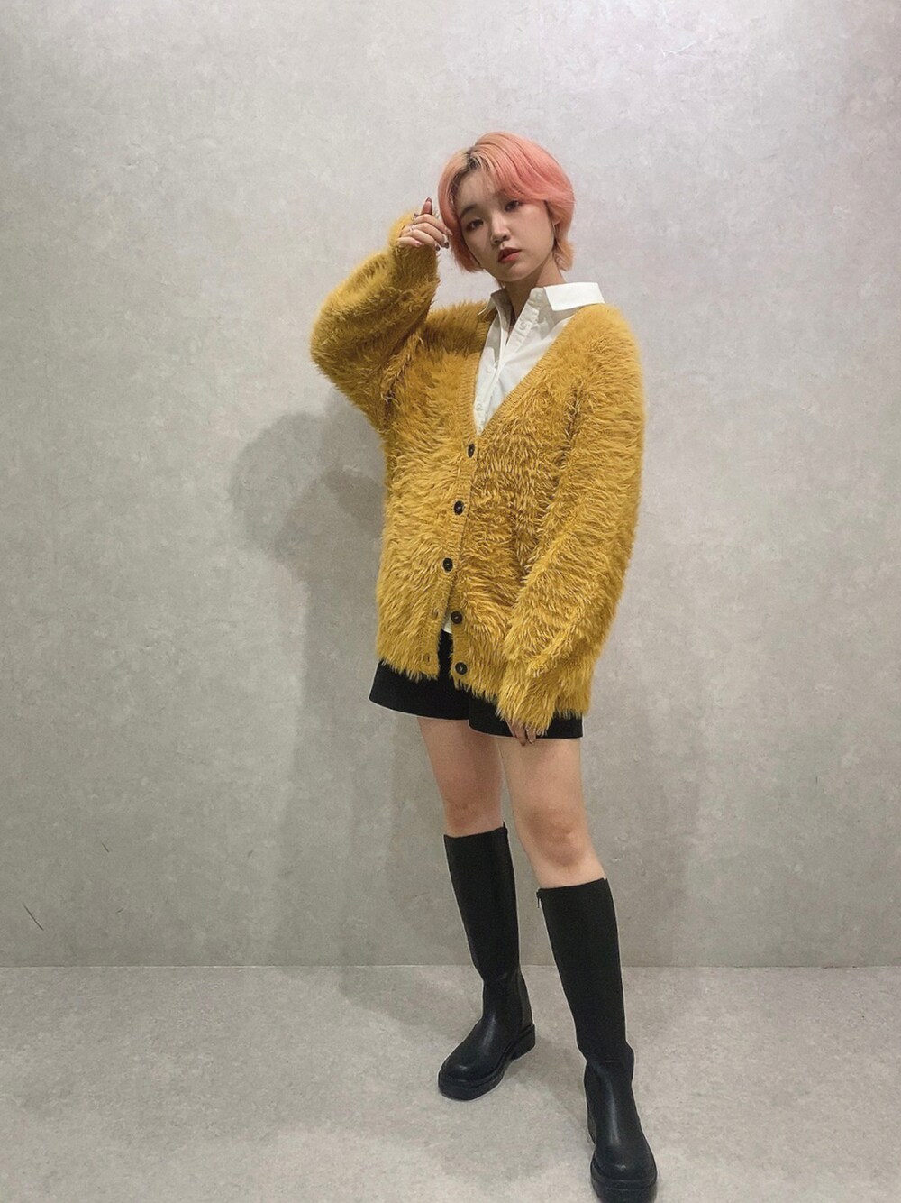 「大人カジュアル、ビッグシルエット、ゆったりコーデ、シンプルコーデ、もこもこ、シャギーカーディガン、カラーニット、イエロー、カーディガン、カーディガンコーデ、one way、ワンウェイ」｜「one wayのロングフェザーカーディガン3G（カーディガン/ボレロ、イエロー系）」を使った、onewayさん（レディース・167cm）の冬コーディネートの1枚目の写真
