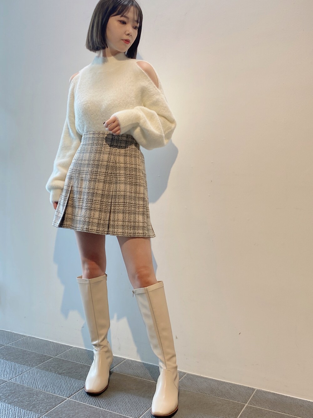 「オトナ女子、ブーツスタイル、大人女子、ニット、フェザーニット、肌見せ、チェック、ミニスカート、淡色コーデ、淡色女子、one way、ワンウェイ、NOMAE」｜「NOMAEのショルダーオープンフェザーニット（ニット/セーター、ホワイト系）」を使った、onewayさん（レディース・156cm）の秋コーディネートの1枚目の写真