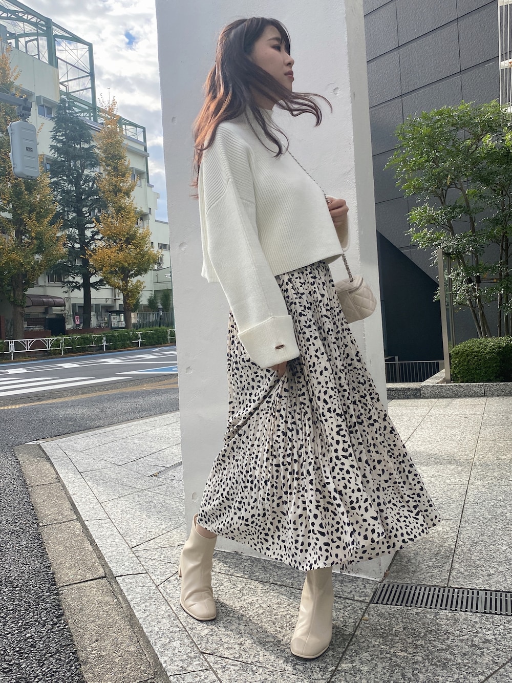 「シンプルスタイル、ホワイトコーデ、ワイドスリーブニット、プリーツスカート、ダルメシアン柄、春コーデ、大人カジュアル、カジュアルガーリー、one way、ワンウェイ、NOMAE」｜「NOMAEのヒョウ柄プリーツスカート（スカート、ホワイト系）」を使った、onewayさん（レディース・161cm）の冬コーディネートの1枚目の写真