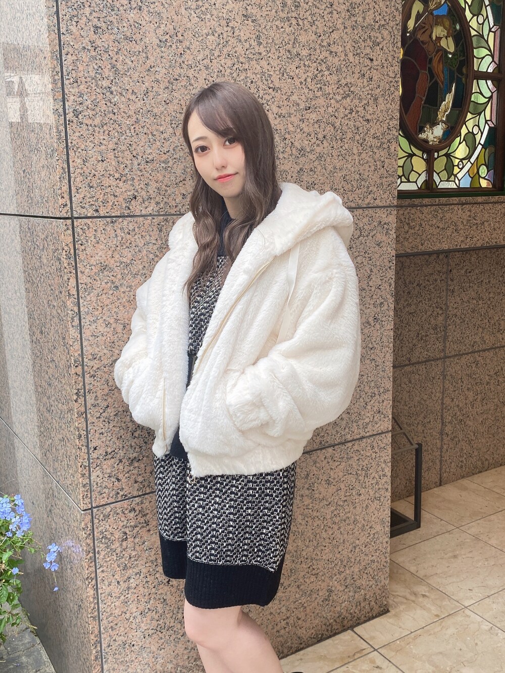 「シンプル、秋冬、クリスマスに着たい服、モノトーン、ガーリーコーデ、ガーリーカジュアル、もこもこ、モコモコアウター、ニットワンピース、ファーアウター、one way、ワンウェイ、PARKeast、TORTE、低身長女子」｜「TORTEのボリュームファーフードブルゾン（ブルゾン、ホワイト系）」を使った、onewayさん（レディース・153cm）の冬コーディネートの1枚目の写真