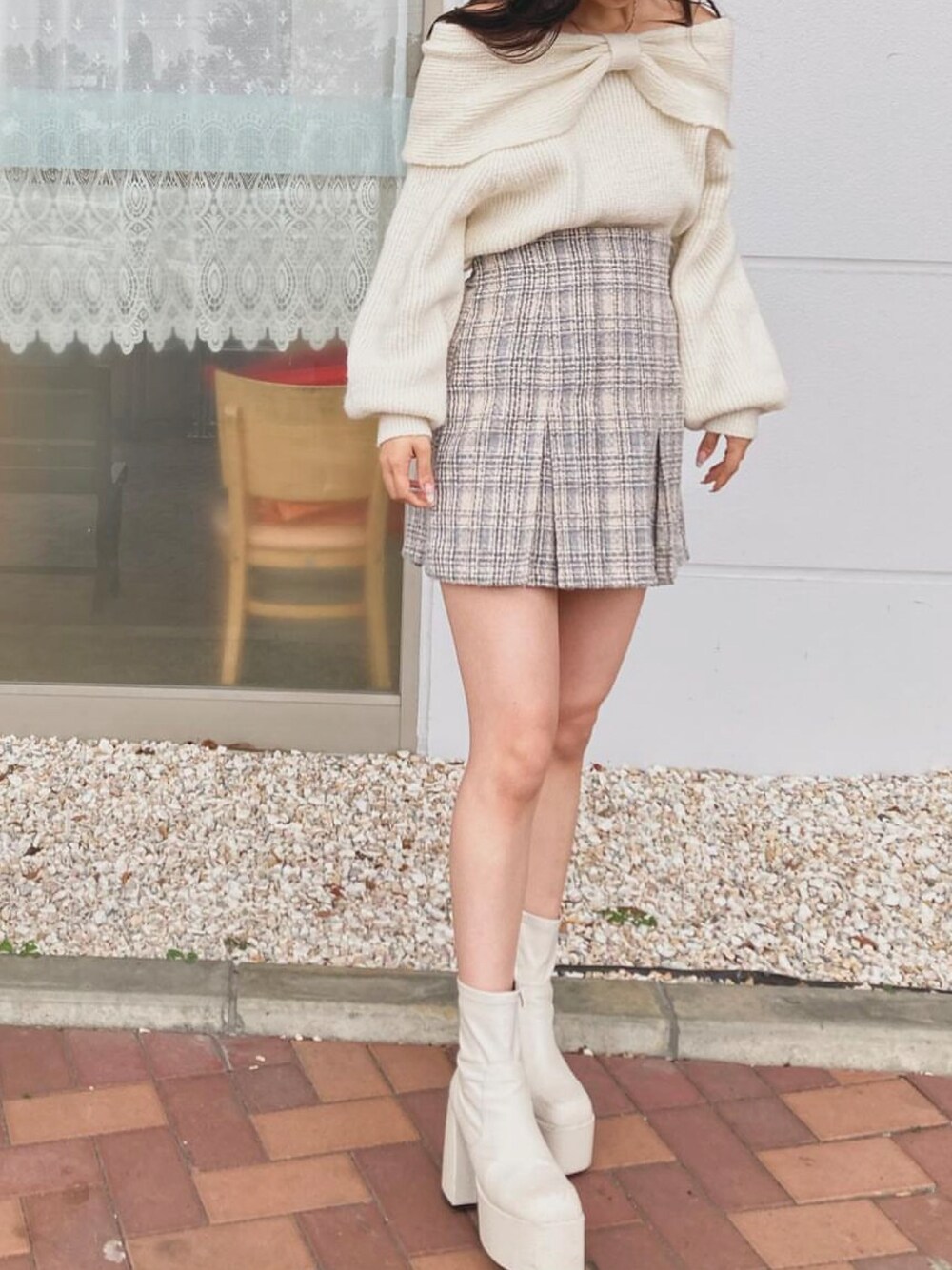 「ニット、秋冬コーデ、お出かけコーデ、大人女子、低身長コーデ、リボン、リボンニット、ツイードスカート、綺麗めコーデ、oneway、NOMAE」｜「NOMAEのリボンオフショルニットトップス（ニット/セーター、ホワイト系）」を使った、onewayさん（レディース・157cm）の秋コーディネートの1枚目の写真