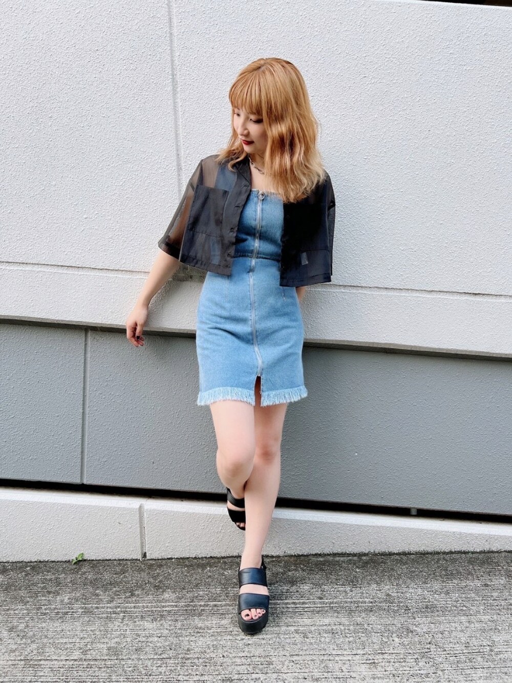 ブラック系のシャツ/ブラウス、ブルー系のワンピースを着用したレディースの夏コーディネートの1枚目の写真