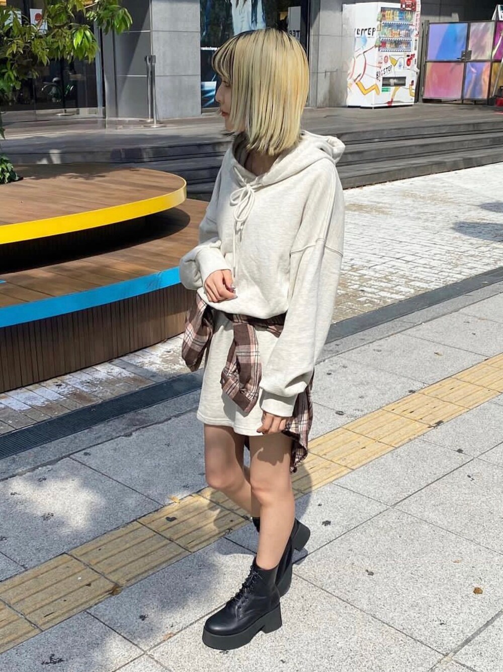 グレー系のワンピースを着用したレディースの秋コーディネートの1枚目の写真