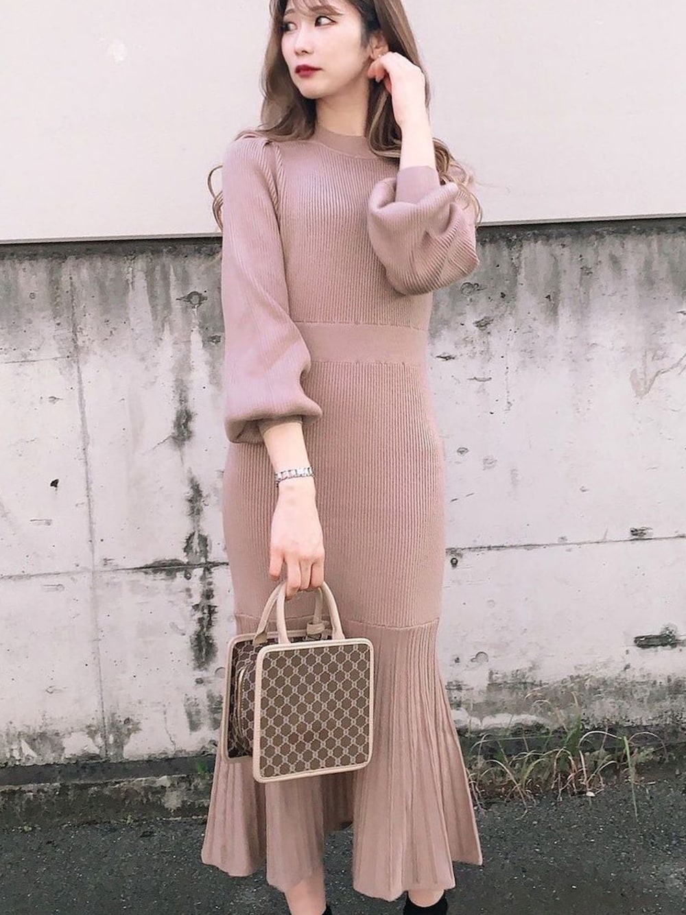 「だから秋服が好き、秋のコーデ、大人カジュアル、休日スタイル、シンプルコーデ、大人コーデ、ニット、マーメイドワンピース、ニットワンピース、シンプル、one way、NOMAE」｜「one wayの【oneway】スクエアミニボストン（ボストンバッグ、ベージュ系）」を使った、onewayさん（レディース・165cm）の秋コーディネートの1枚目の写真