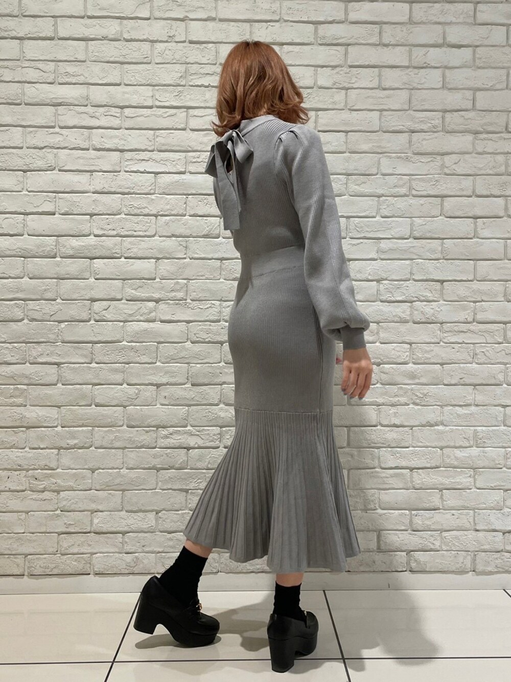「秋冬コーデ、シンプル、ニットワンピース、マーメイドワンピース、マーメイドライン、バックリボン、オトナ女子、秋コーデ、ロングワンピース、くすみカラー、one way、ワンウェイ、NOMAE」｜「NOMAEの【NOMAE】BACKリボンマーメイドニットワンピース（ワンピース、グリーン系）」を使った、onewayさん（レディース・158cm）の秋コーディネートの1枚目の写真