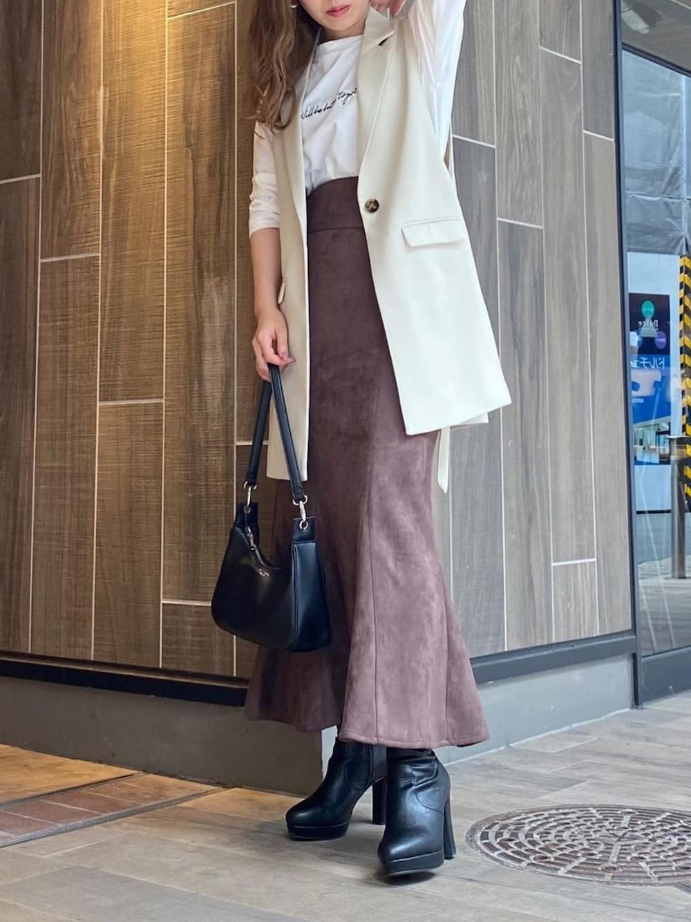 「秋のコーデ、秋服、オトナカジュアル、マーメイドスカート、スエード、大人カジュアル、ロングスカート、ブラウン、one way、ワンウェイ、NOMAE」｜「one wayの【oneway】2WAYセピアバッグ（ショルダーバッグ、ブラック系）」を使った、onewayさん（レディース・155cm）の秋コーディネートの1枚目の写真