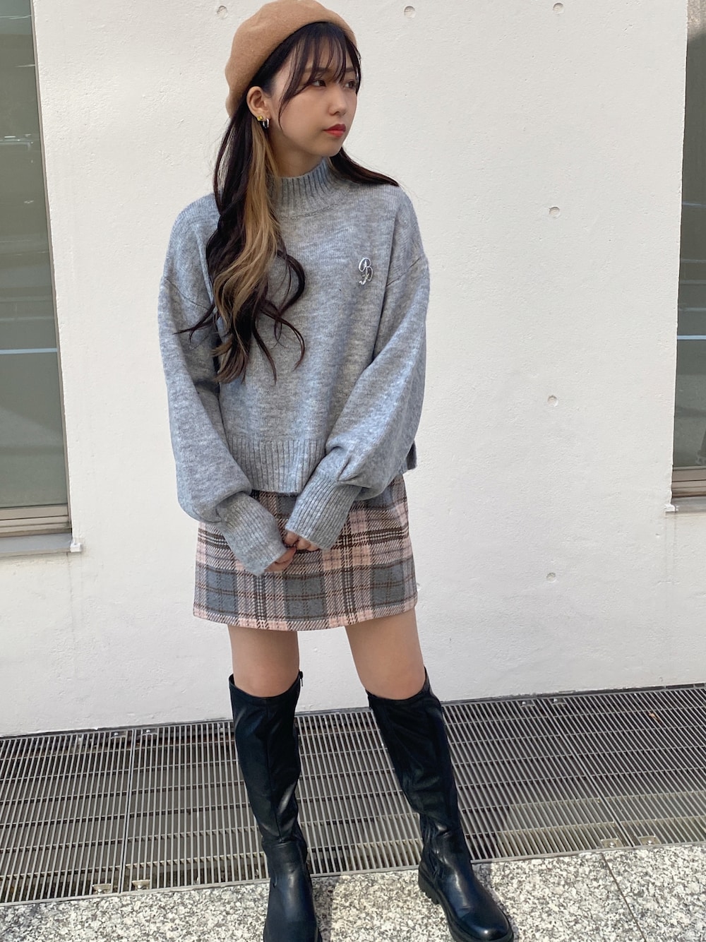 「きれいめカジュアル、大人カジュアル、おでかけコーデ、秋冬コーデ、ニットコーデ、チェックスカート、大人女子、ミニスカート、one way、ワンウェイ」｜「one wayの台形ツイードミニスカート（スカート、グレー系）」を使った、onewayさん（レディース・156cm）の冬コーディネートの1枚目の写真