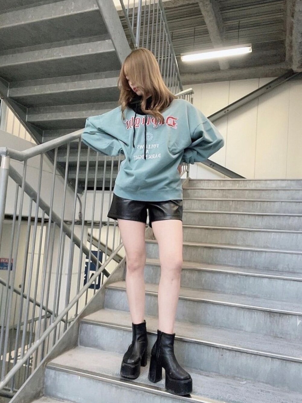 ブルー系のスウェット、ブラック系のその他パンツ、ブラック系のネックウォーマー/スヌードを着用したレディースの秋コーディネートの1枚目の写真