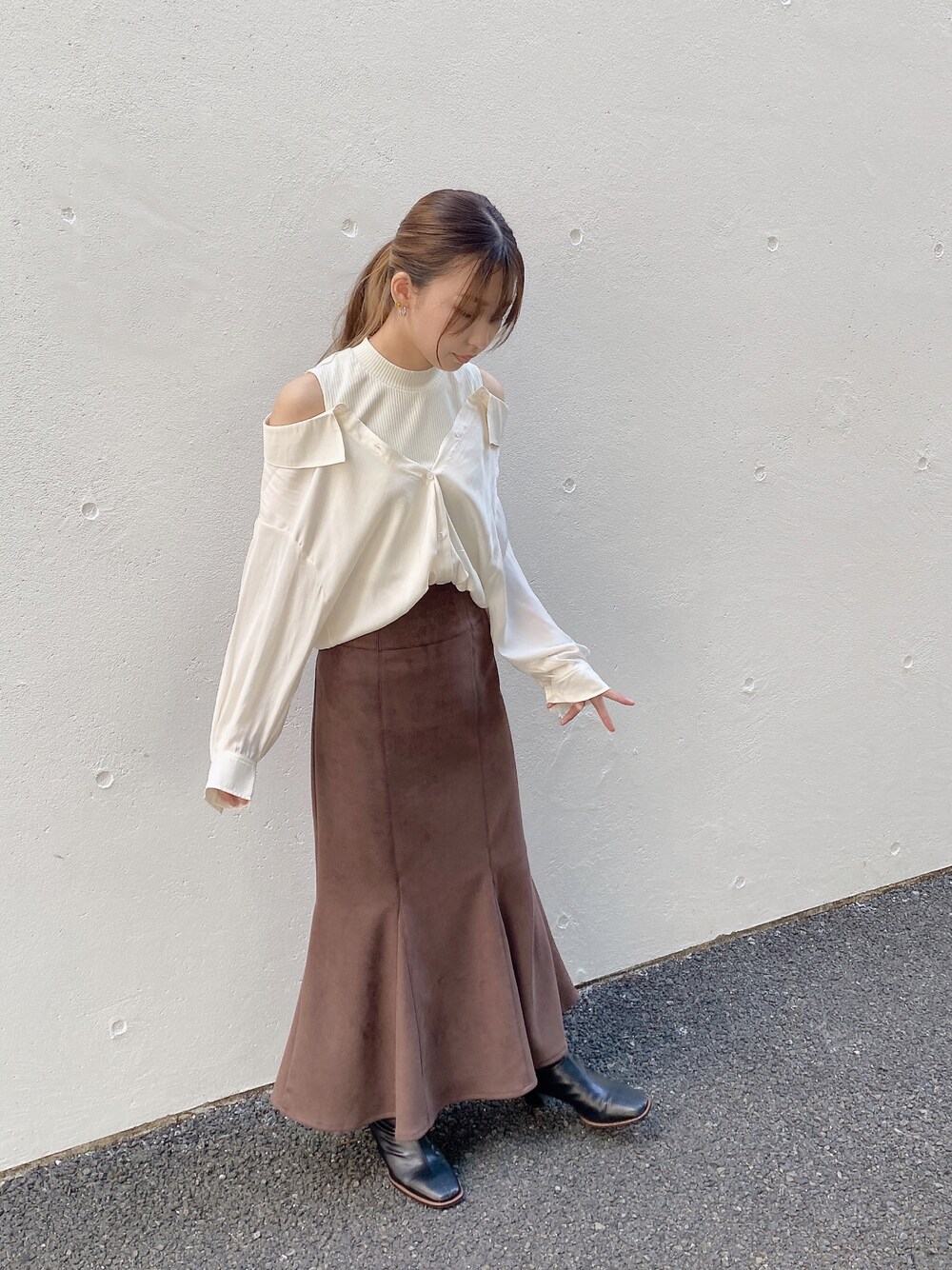 「大人カジュアル、オトナ女子、きれいめコーディネート、秋冬コーデ、マーメイドスカート、スエード、スエードスカート、レイヤードスタイル、シンプルコーデ、one way、ワンウェイ、NOMAE」｜「NOMAEのクルーネックシャツレイヤードトップス（シャツ/ブラウス、ホワイト系）」を使った、onewayさん（レディース・156cm）の秋コーディネートの1枚目の写真