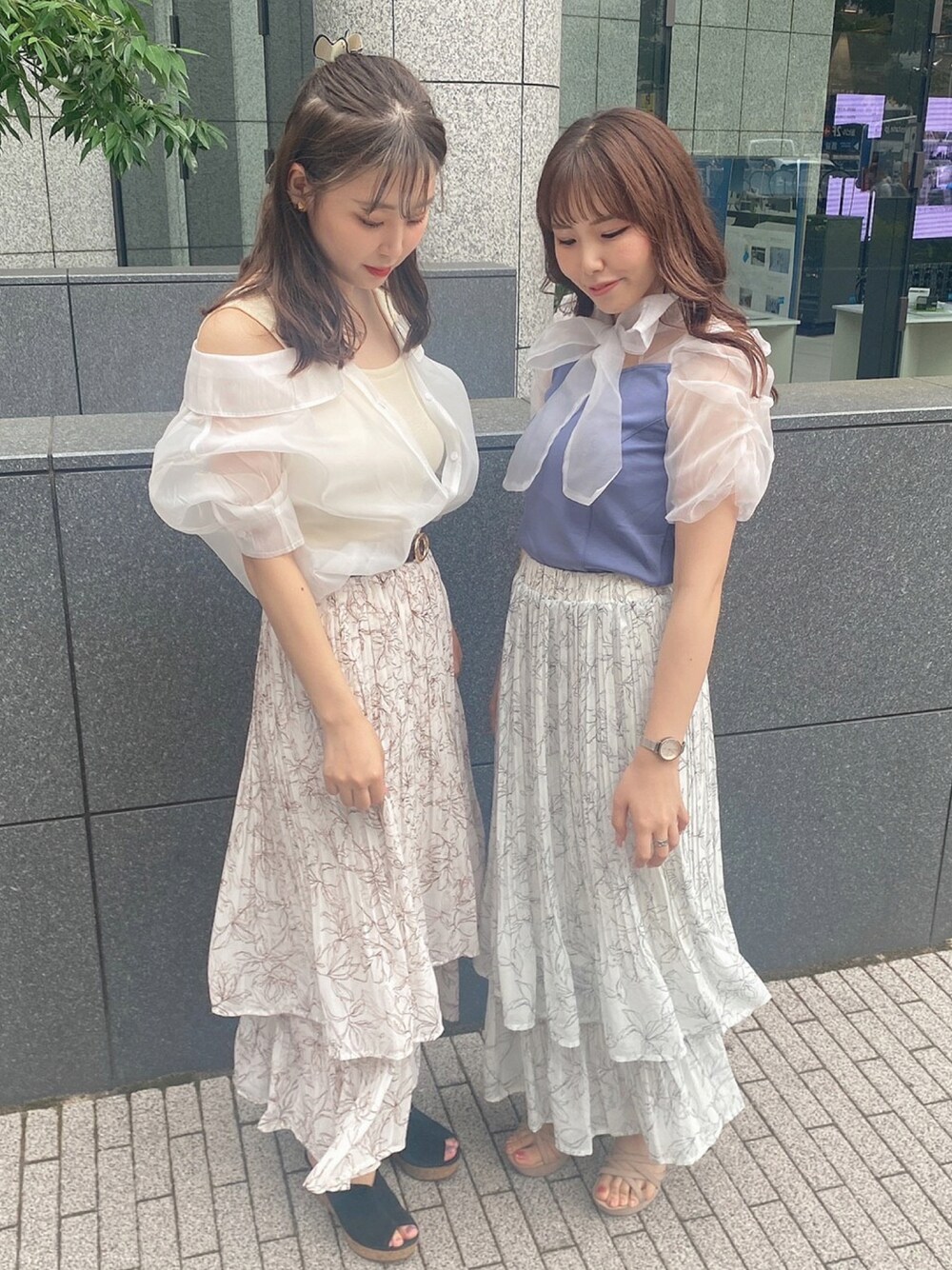 ピンク系のスカート、グレー系のスカート、ブルー系のシャツ/ブラウスを着用したレディースの夏コーディネートの1枚目の写真