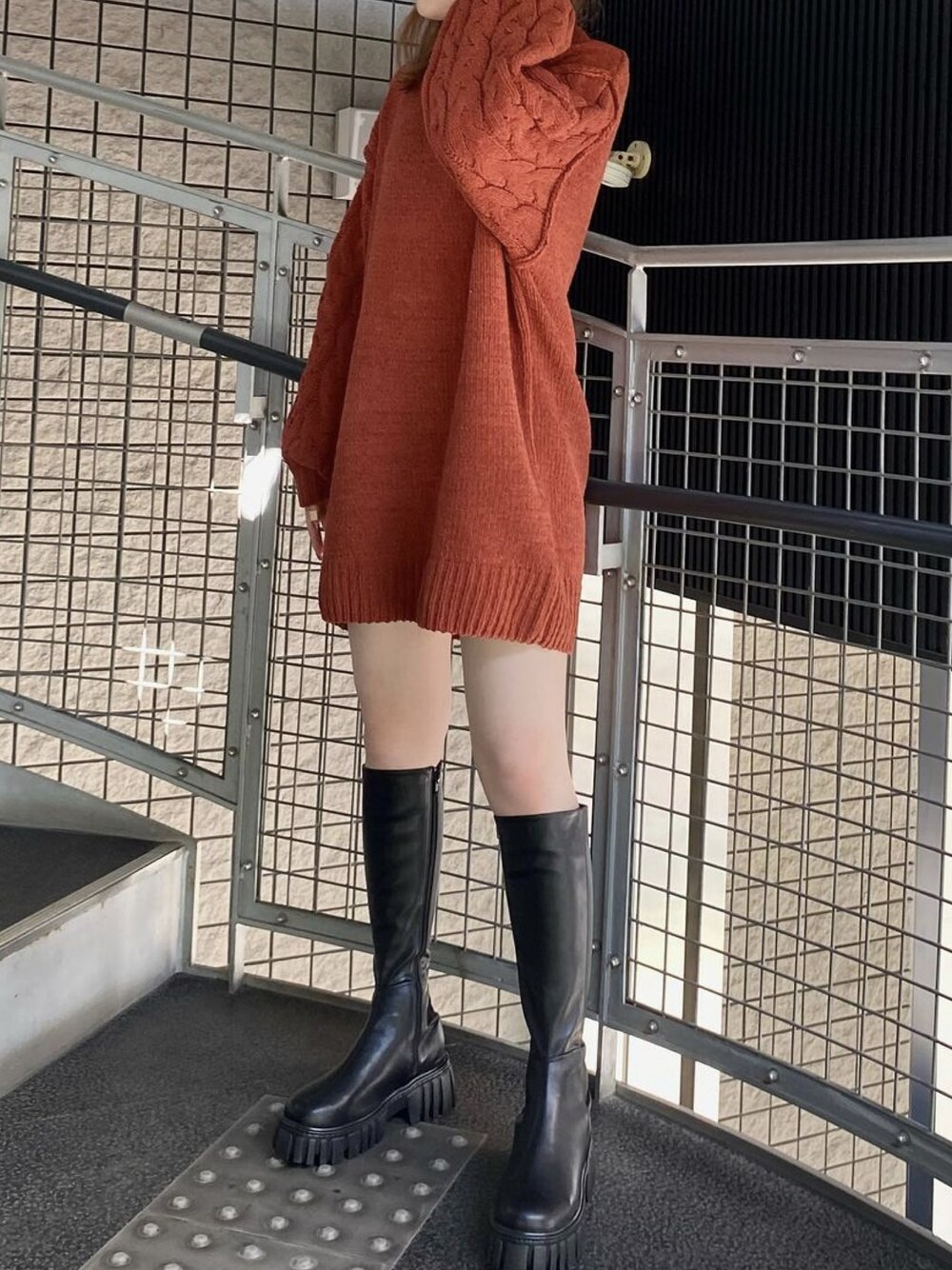 「ゆったりコーデ、秋服、カジュアル、ニットコーデ、ロングブーツ、ニットワンピース、オレンジ、one way、ワンウェイ」｜「one wayの【oneway】厚底ロングブーツ（ブーツ、ブラック系）」を使った、onewayさん（レディース・158cm）の秋コーディネートの1枚目の写真