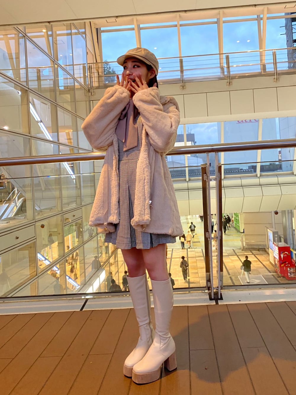 「休日コーデ、秋冬、大人ガーリー、ロングブーツ、ジャンスカ、もこもこ、モコモコアウター、参戦服、推し色コーデ、ピンク、one way、ワンウェイ、PARKeast、TORTE、abc une face」｜「abc une faceのボックスプリーツミニジャンスカ（ワンピース、ホワイト系）」を使った、onewayさん（レディース・164cm）の冬コーディネートの1枚目の写真