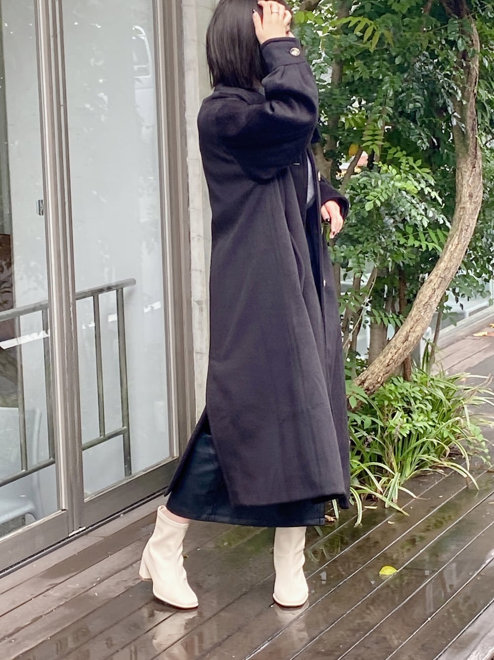 「カジュアルコーデ、オトナ女子、ブーツスタイル、アウター、ブラック、ロングコート、ロングアウター、シンプルコーデ、シンプルスタイル、one way、ワンウェイ、NOMAE」｜「NOMAEの2WAYカラーロングコート（ステンカラーコート、ブラック系）」を使った、onewayさん（レディース・158cm）の秋コーディネートの1枚目の写真