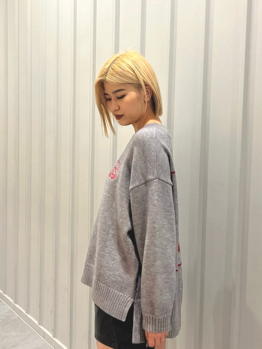 「重ね着ベストシーズン、バックロゴ、バックプリント、ニットコーデ、Vネックニット、ロゴニット、カジュアルコーデ、ストリートコーデ、ストリートMIX、one way、ワンウェイ」｜「one wayのバックジャガードロゴニット（ニット/セーター、グレー系）」を使った、onewayさん（レディース・172cm）の秋コーディネートの1枚目の写真