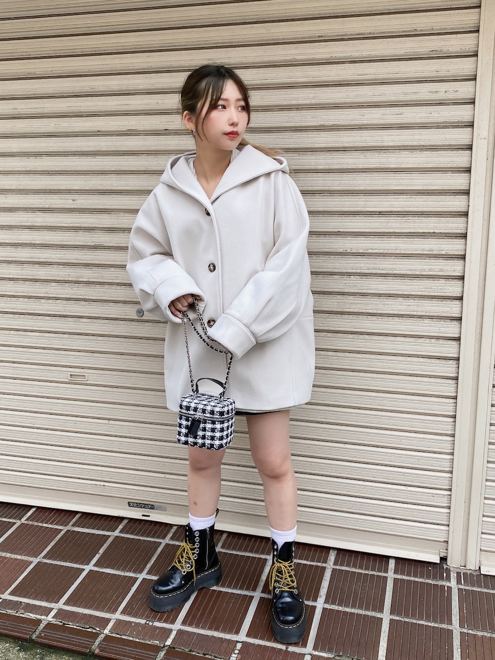 「秋服準備はじめました、大人女子、ビッグシルエット、アウター、ホワイト、ショートブーツ、オーバーサイズ、カジュアルスタイル、one way、ワンウェイ」｜「one wayのフード付きドルマンコート（その他アウター、ホワイト系）」を使った、onewayさん（レディース・156cm）の秋コーディネートの1枚目の写真