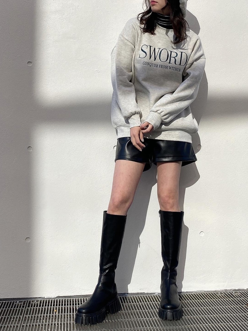 グレー系のスウェット、ブラック系のその他パンツ、ブラック系のブーツを着用したレディースの冬コーディネートの1枚目の写真