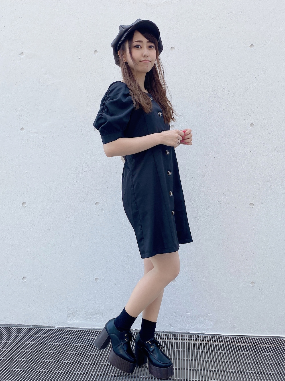 ブラック系のワンピースを着用したレディースの夏コーディネートの1枚目の写真