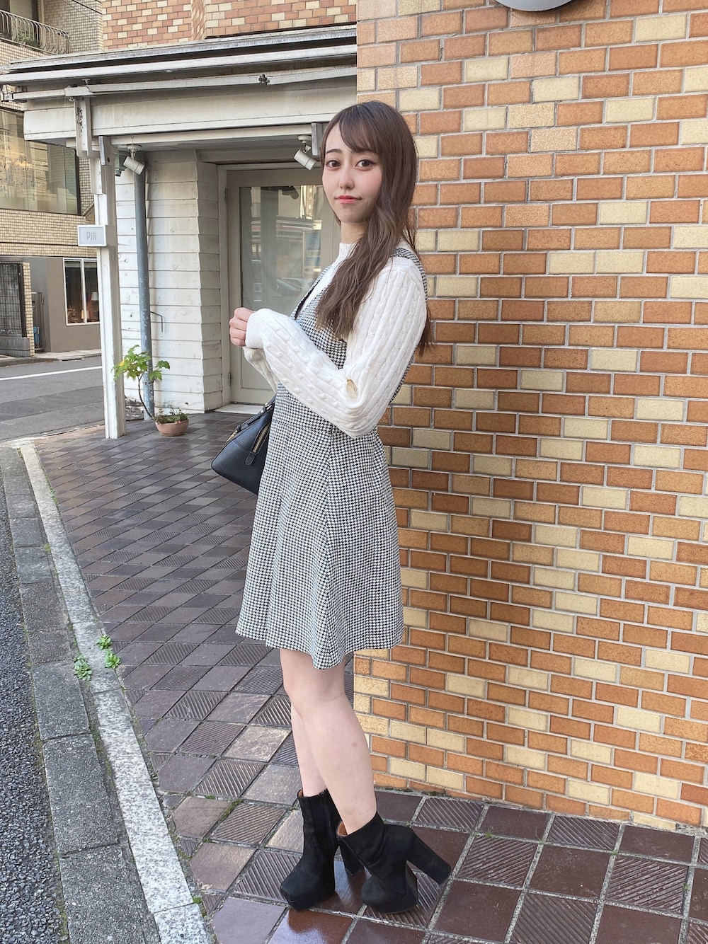 「キレイめカジュアル、オトナ女子、オトナカワイイ、ジャンパースカート、ミニワンピ、チドリ柄、秋冬コーデ、モノトーン、モノトーンコーデ、one way、ワンウェイ、PARKeast、abc une face」｜「abc une faceのボックスプリーツミニジャンスカ（ワンピース、ホワイト系）」を使った、onewayさん（レディース・153cm）の冬コーディネートの1枚目の写真