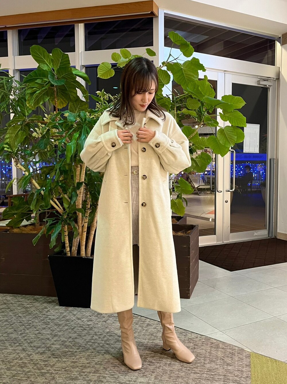 「あったかコーデ、休日スタイル、オトナカワイイ、大人女子、シンプルコーデ、秋冬コーデ、ロングアウター、ホワイト、オトナキレイめ、one way、ワンウェイ、NOMAE」｜「NOMAEのベルト付きマーメイドスカート（スカート、グレー系）」を使った、onewayさん（レディース・167cm）の秋コーディネートの1枚目の写真