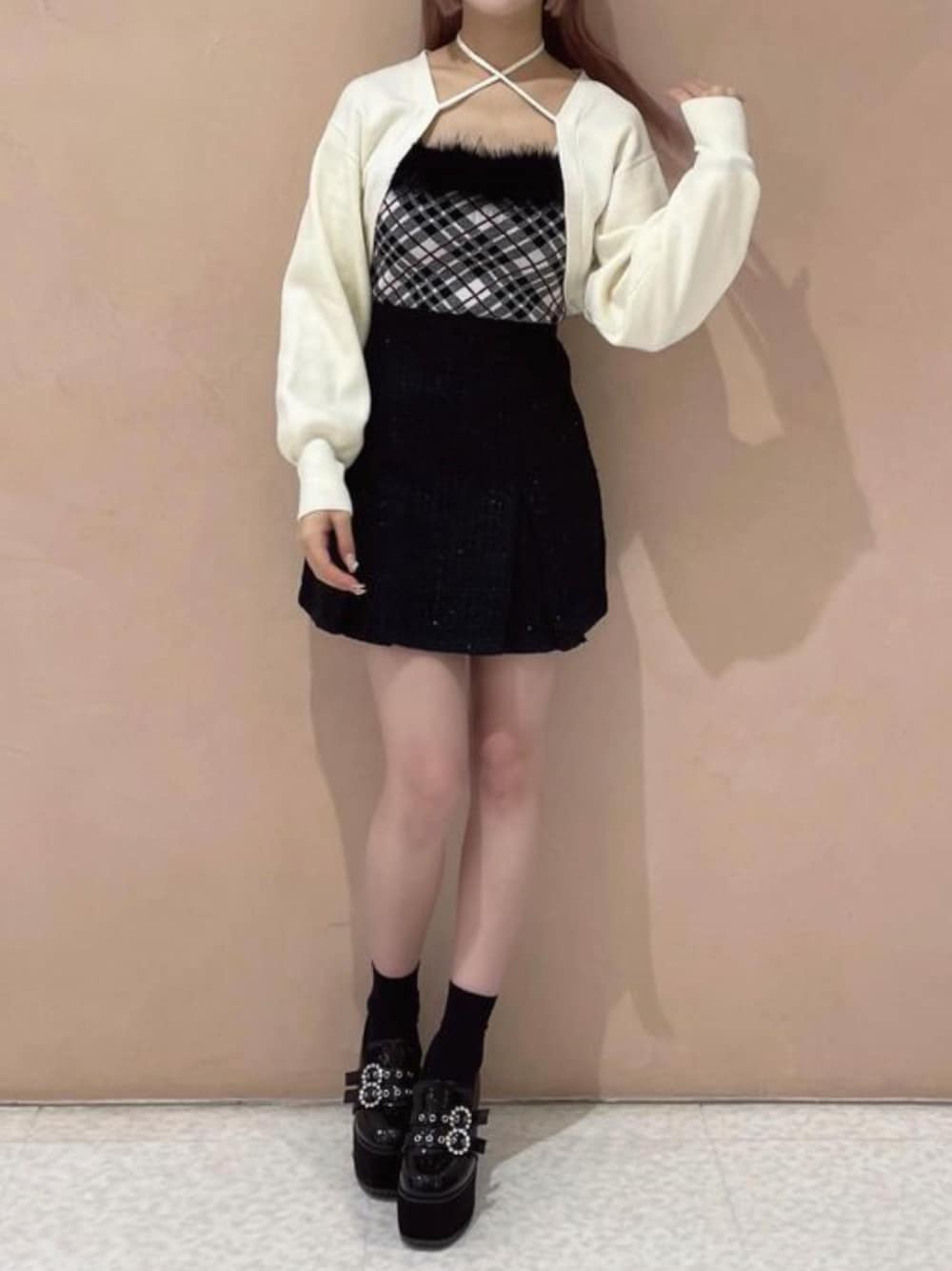 「秋コーデ、オトナカワイイ、大人ガーリー、ニットコーデ、参戦服、ミニスカート、カーディガン、チェック柄、低身長女子、ワンウェイ、one way、NOMAE」｜「NOMAEの【新色追加】ボレロセットファーチェックトップス（アンサンブル、ホワイト系）」を使った、onewayさん（骨格ストレート・レディース・158cm）の秋コーディネートの1枚目の写真