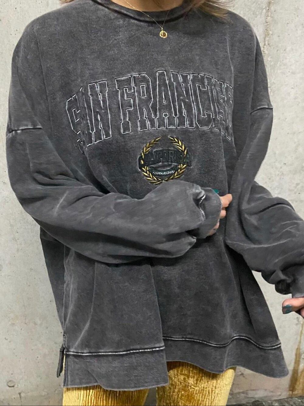 「だから秋服が好き、カジュアル、秋のコーデ、ビッグシルエット、スウェット、カレッジスウェット、カレッジロゴ、カレッジ、ベロアパンツ、one way、ワンウェイ」｜「one wayの【oneway Jeans】刺繍カレッジロゴトレーナー（スウェット、ブラック系）」を使った、onewayさん（レディース・163cm）の秋コーディネートの1枚目の写真