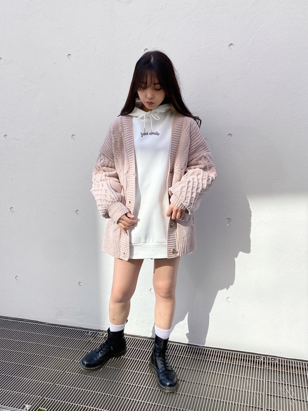「シンプルスタイル、おでかけコーデ、ゆるコーデ、レイヤードスタイル、ニットカーディガン、パーカー、カジュアルコーデ、ラフコーデ、one way、ワンウェイ」｜「one wayのロゴBIGパーカー（スウェット、ホワイト系）」を使った、onewayさん（レディース・156cm）の冬コーディネートの1枚目の写真