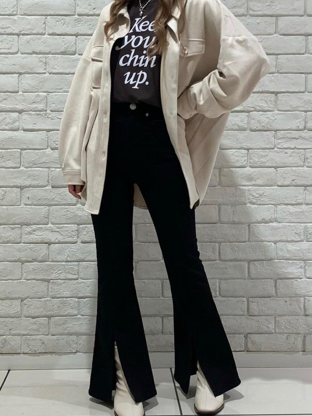 「秋服、秋冬コーデ、カジュアル、シャツスタイル、モノトーン、スエード、ロゴT、カジュアルコーデ、one way、ワンウェイ」｜「one wayの【oneway】スエポンCPOシャツ（シャツ/ブラウス、ホワイト系）」を使った、onewayさん（レディース・157cm）の秋コーディネートの1枚目の写真