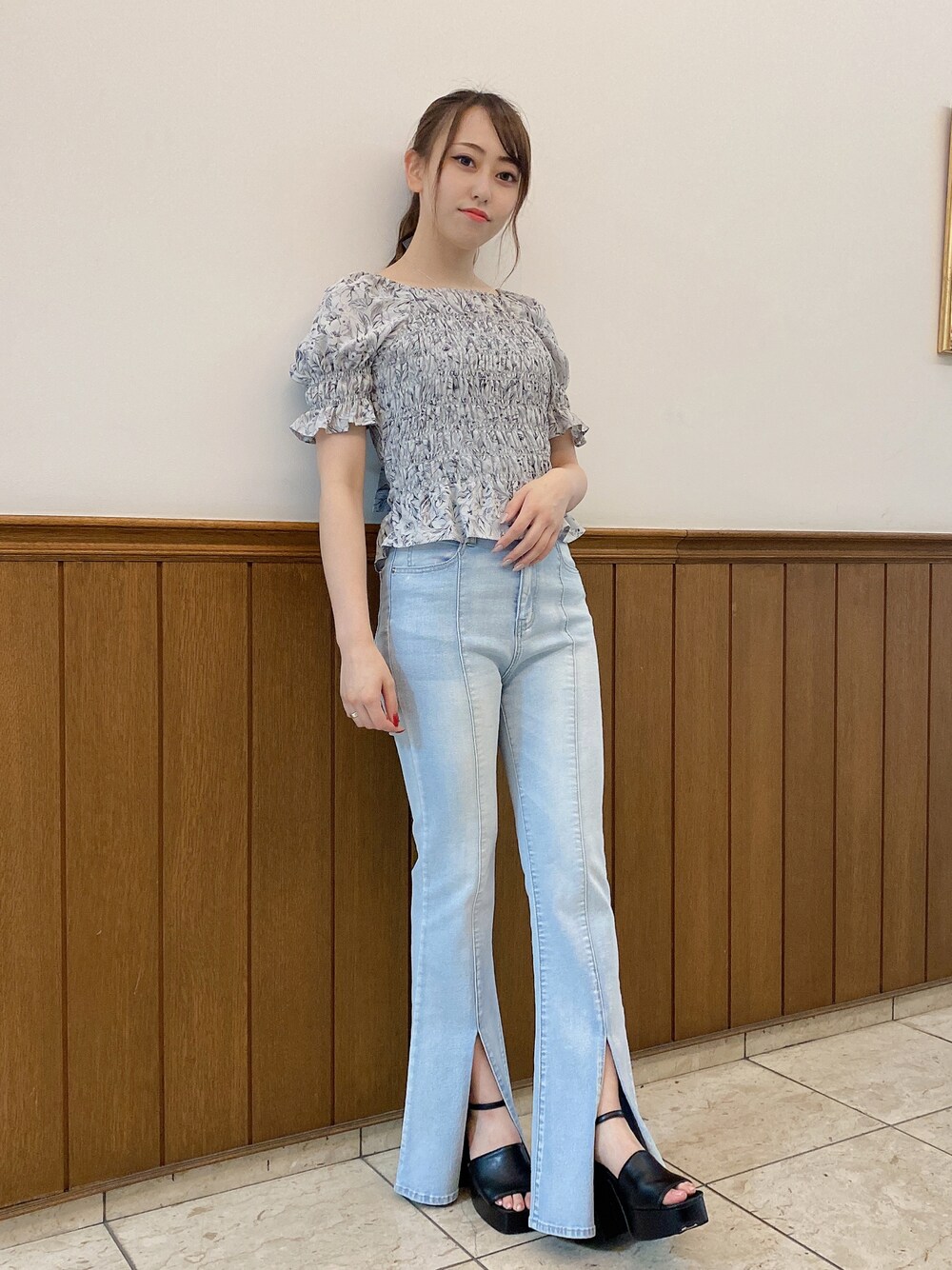 グレー系のシャツ/ブラウス、ブルー系のデニムパンツを着用したレディースの夏コーディネートの1枚目の写真
