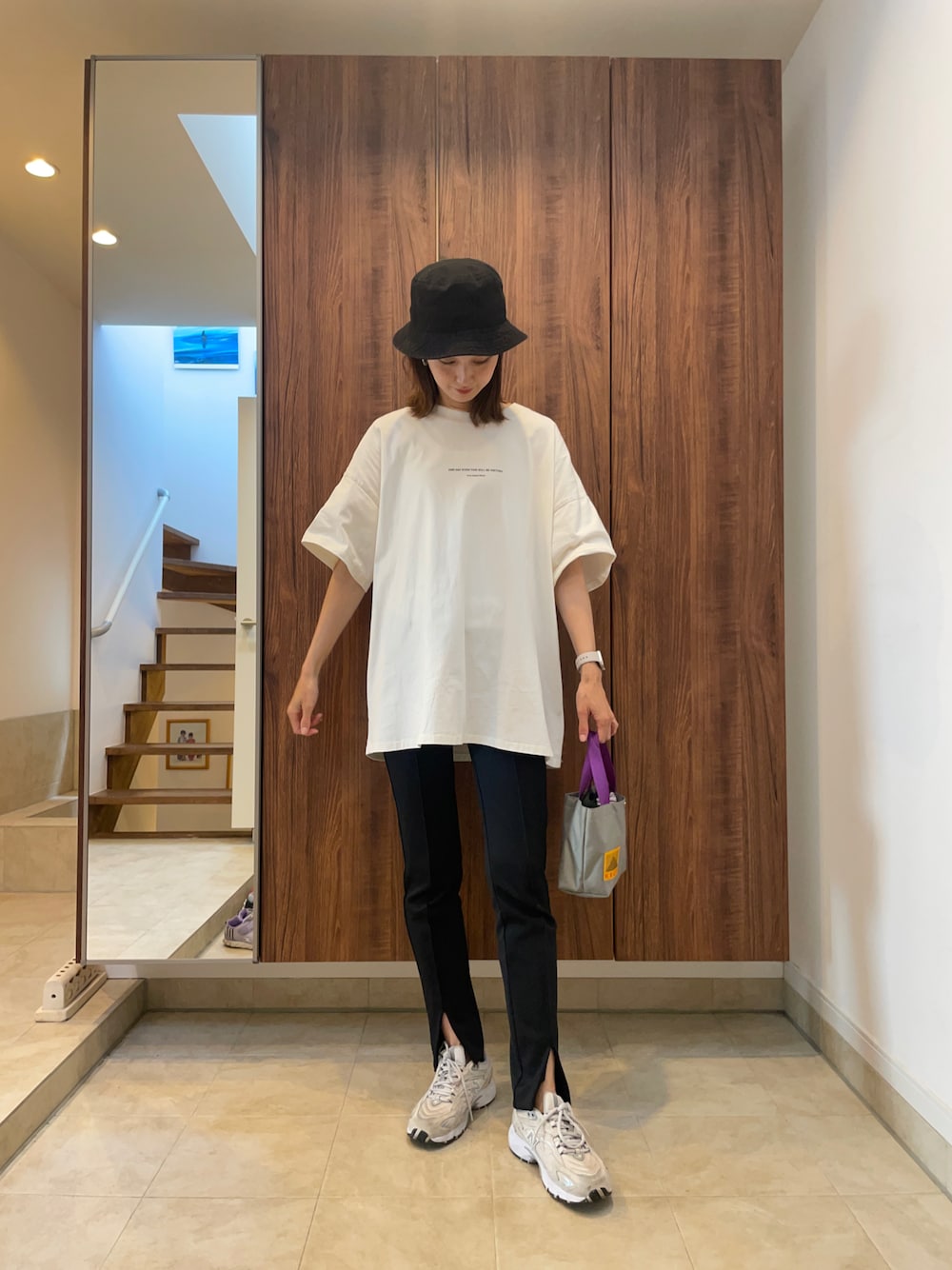 「春夏コーデ、ニューエラ、大人カジュアル、カジュアルコーデ、春コーデ、高身長女子、高身長コーデ、ごきげんウィーク、プチプラコーデ、ママコーデ、大人女子、白シャツ、シンプル、シンプルコーデ、NEW ERA」｜「NEW ERAのアイテム（ハット、ブラック系）」を使った、mikiさん（レディース・174cm）の春コーディネートの1枚目の写真