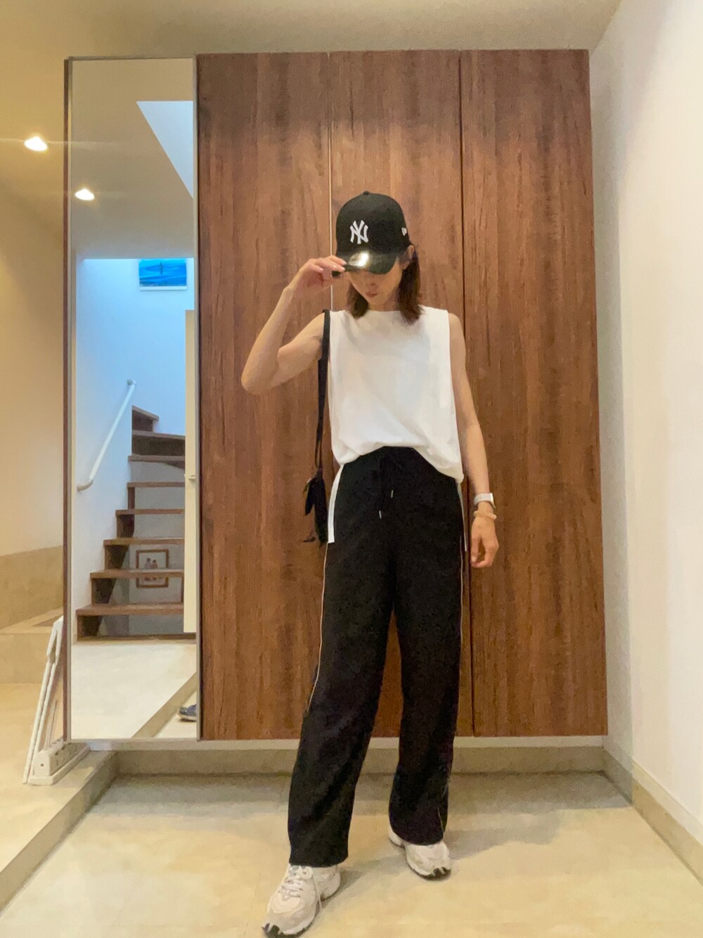 「ごきげんウィーク、春夏コーデ、カジュアルコーデ、大人カジュアル、春コーデ、オトナ女子、高身長コーデ、モノトーン、ママコーデ、ゆるコーデ、キャップ、ニューエラ、モノトーンコーデ、高身長女子、NEW ERA」｜「NEW ERAのWEGO/【WEB限定】NEW ERA 9FORTY（キャップ、ブラック系）」を使った、mikiさん（レディース・174cm）の春コーディネートの1枚目の写真