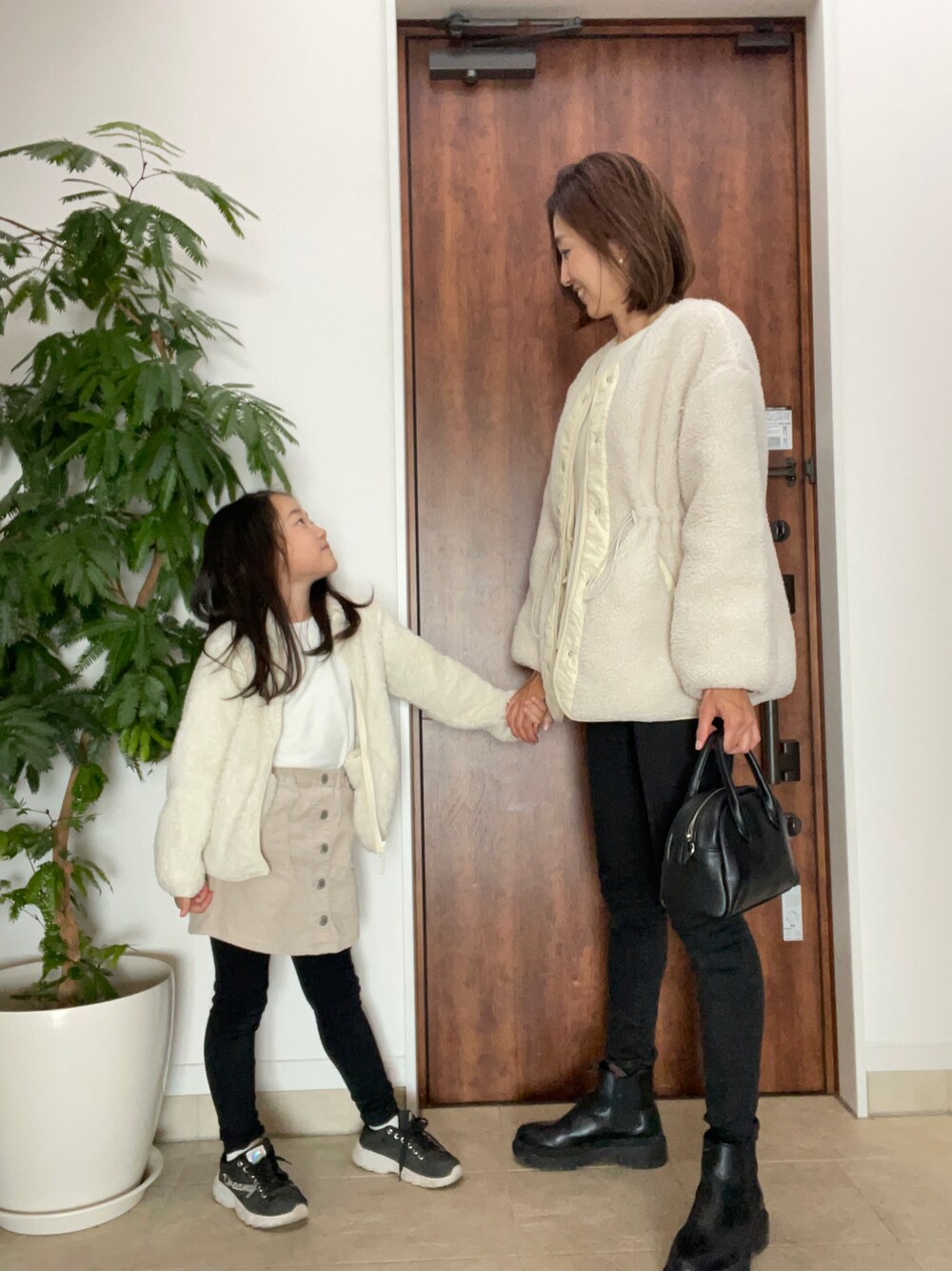 「ブーツ、シンプル、ホワイト、ボア、UNIQLO、大人カジュアル、プチプラ、ootd、スキニーデニム、小学生、リンクコーデ、秋コーデ、おしゃれさんと繋がりたい、休日スタイル、西松屋」｜「EFOLEの【EFOLE】フェイクレザー　ミニボストン　ショルダー　バッグ（ボストンバッグ、ブラック系）」を使った、mikiさん（レディース・174cm）の秋コーディネートの1枚目の写真