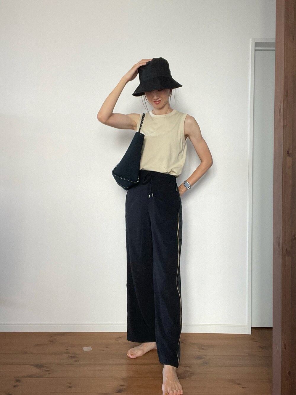 「真夏のアクティブスタイル、シンプルコーデ、ラクチンコーデ、大人コーデ、パンツスタイル、ラフコーデ、ラフ、バケットハット、バケハ、ニューエラ、高身長コーデ、高身長女子、旅行コーデ、海コーデ、タンクトップ」｜「HEREIAMの【HEREIAM】ラウンジドレスパンツ（その他パンツ、ブラック系）」を使った、mikiさん（レディース・174cm）の夏コーディネートの1枚目の写真