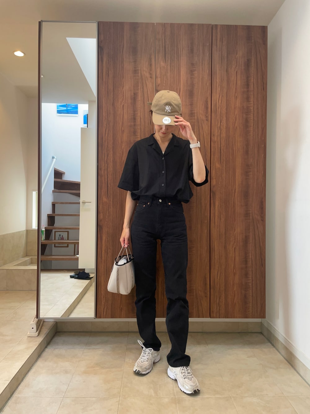 「FUDGEBOYのトラッドスタイル、シンプルコーデ、オトナ女子、春、夏コーデ、スニーカー、ラフ、高身長女子、高身長コーデ、シンプル、ブラックコーデ、ニューエラ、カジュアルガーリー、UNIQLO、Levi's」｜「NEW ERAのニューエラ キャップ タイプライター NY LA（キャップ、ベージュ系）」を使った、mikiさん（レディース・174cm）の春コーディネートの1枚目の写真