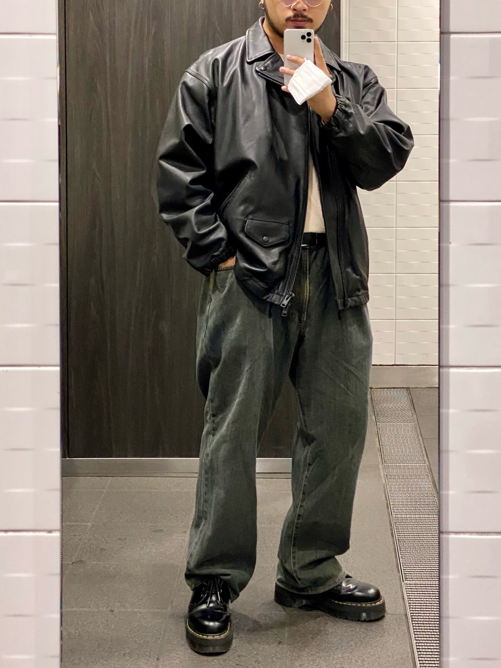 「秋冬コーデ、シンプルスタイル、デニムコーデ、着回しコーデ、カジュアル、革靴、Dr.Martens、BEAMS、ssz」｜「BEAMS PLUSのアイテム（ライダースジャケット、ブラック系）」を使った、naoさん（メンズ・175cm）の秋コーディネートの1枚目の写真