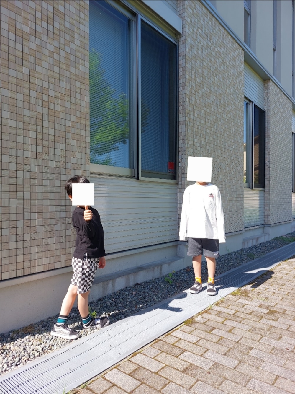 「キッズファッション、VANSのスニーカー、小学生、兄弟コーディネート、キッズ、カジュアルコーデ、ロンT、キッズコーデ」｜「XLARGEのアイテム（Tシャツ/カットソー、ホワイト系）」を使った、ntk-kntさん（メンズ・174cm）の春コーディネートの1枚目の写真