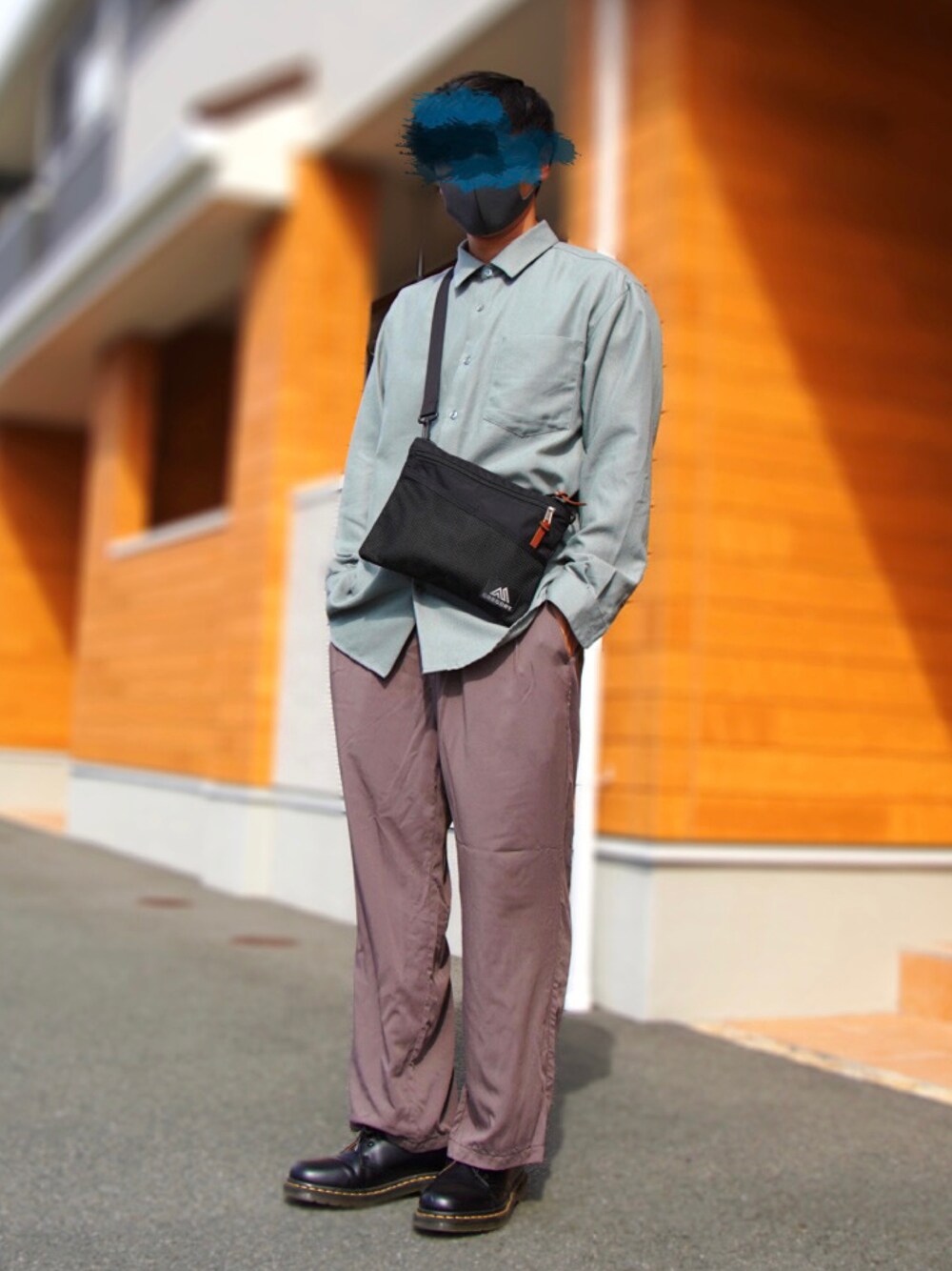 ブラック系のドレスシューズ、ブラウン系のその他パンツ、グリーン系のシャツ/ブラウスを着用したメンズの秋コーディネートの1枚目の写真