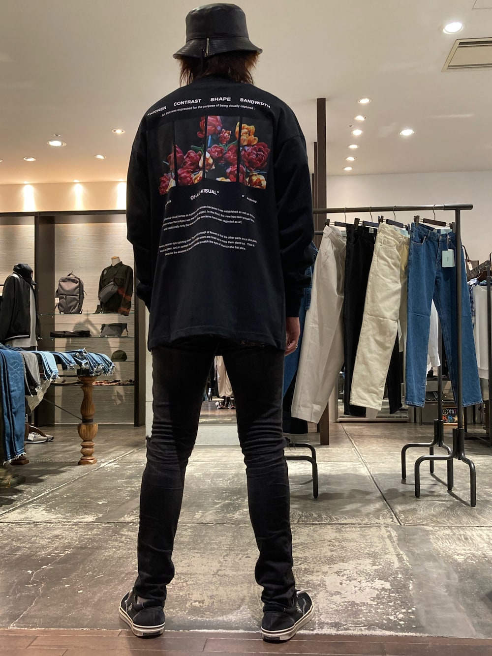 「ラブアンドピース2021、シンプル、秋のコーデ、おしゃれさんと繋がりたい、スニーカー、ゆるコーデ、秋服準備はじめました、ラフ、ブラック、ストリートコーデ、お洒落さんとつながりたい、モノトーン、バケットハット、スニーカーコーデ、スニーカー×靴下」｜「A4AのA4A(エーフォーエー) CONTRAST LONGSLEEVE Tシャツ（Tシャツ/カットソー、ブラック系）」を使った、大空さん（メンズ・177cm）の秋コーディネートの1枚目の写真