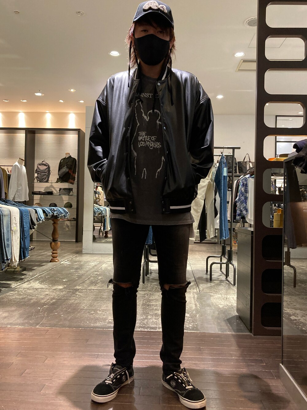 「ラブアンドピース2021、シンプル、秋のコーデ、おしゃれさんと繋がりたい、スニーカー、ゆるコーデ、秋服準備はじめました、ラフ、ブラック、ストリートコーデ、スニーカーコーデ、キャップ、スキニーデニム、ダメージデニム、CAP」｜「LUSORのLUSOR（ルーソル）Ecoleather Stadium jumper エコレザースタジャン（スタジャン、ブラック系）」を使った、大空さん（メンズ・177cm）の秋コーディネートの1枚目の写真