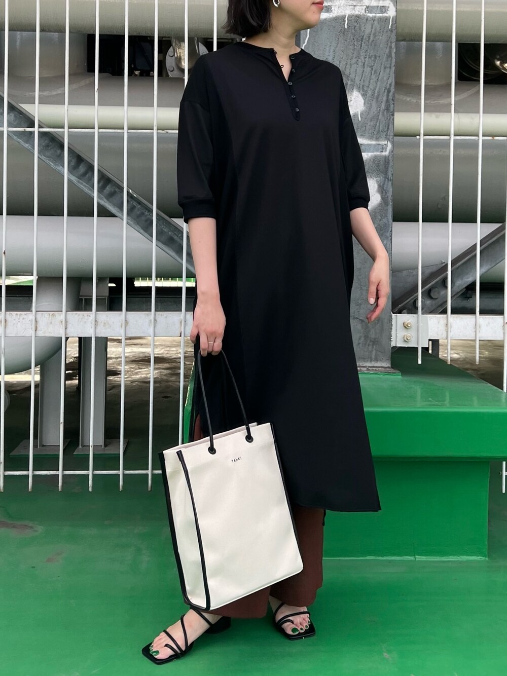 「きれいめカジュアル、休日スタイル、夏コーデ、ワンピーススタイル、カットソーワンピース、レイヤードスタイル、30代コーデ、30代カジュアル、YHAKI、トートバッグ、キャンバストート、ブルベ、骨格ストレート、157cm、アンディコール」｜「un dix corsの《予約》【EVOL(イーボル)】ラインラウンドヒールサンダル（サンダル、グリーン系）」を使った、TANさん（レディース・157cm）の夏コーディネートの1枚目の写真