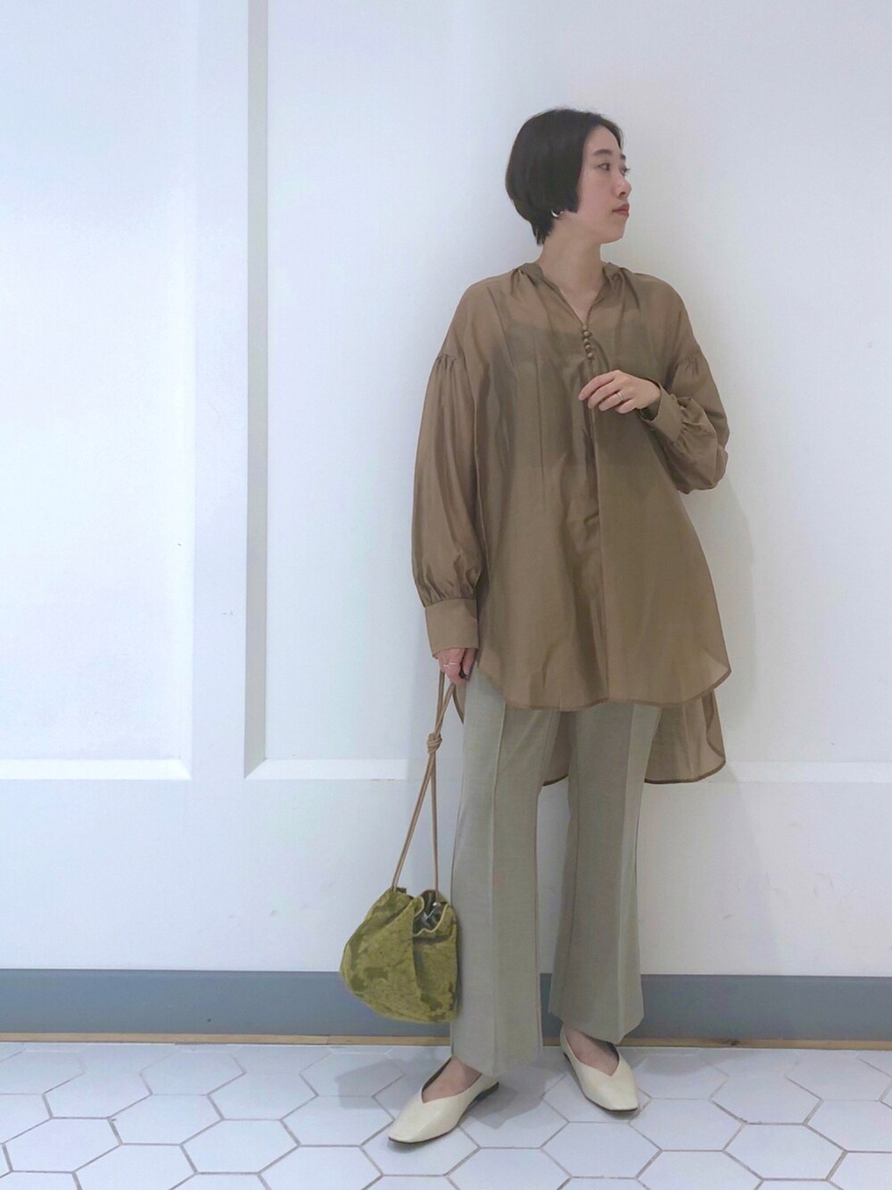 「秋コーデ、秋服、大人コーデ、秋のトレンド2021、シアートップス、シアー、シア―ブラウス、ワントーンコーデ、ベージュコーデ、ベージュ、巾着バッグ、フレアパンツ、アンディコール、きれいめカジュアル、淡色コーデ」｜「un dix corsの【mionotis(ミオノティス)】スクエアトゥフラットパンプス（パンプス、ブラック系）」を使った、TANさん（レディース・157cm）の秋コーディネートの1枚目の写真