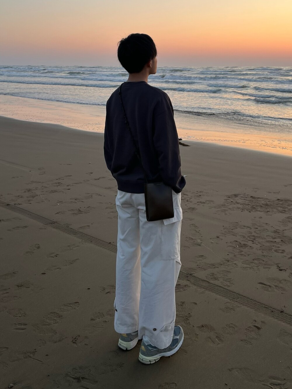 「春コーデ、WYM、LIDnM、スウェット、ゆるコーデ、ジルサンダー、JILSANDER、リドム、ニューバランス、New Balance、ニューバランス2002、2002R、カーゴパンツ、リラックススタイル、シンプルコーデ」｜「WYM LIDNMのアイテム（セットアップ、ホワイト系）」を使った、piguさん（メンズ・169cm）の春コーディネートの1枚目の写真