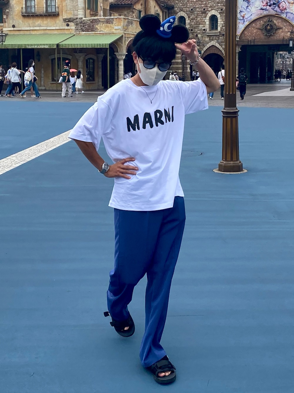 「未来のWEARISTAプロジェクト、MARNI、epnok、suicoke、ディズニー、ディズニーコーデ、ディズニーシー、シンプルコーデ、お洒落さんとつながりたい、低身長、Tシャツ、カラーパンツ、白Tシャツ、夏コーデ、休日スタイル」｜「MARNIのLOGO T-SHIRTS / MARNI ロゴTシャツ（Tシャツ/カットソー、ホワイト系）」を使った、piguさん（メンズ・168cm）の秋コーディネートの1枚目の写真
