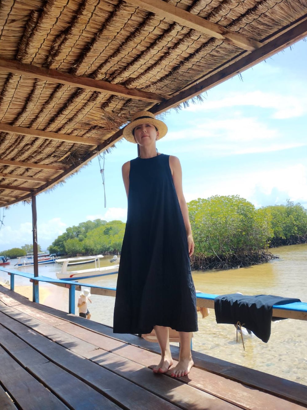 「夏休み、バリ島、レンボンガン島、マングローブ、リゾートスタイル」｜「akoh klohのアイテム（ワンピース、ブラック系）」を使った、Michi  Murakamiさん（レディース・170cm）の夏コーディネートの1枚目の写真