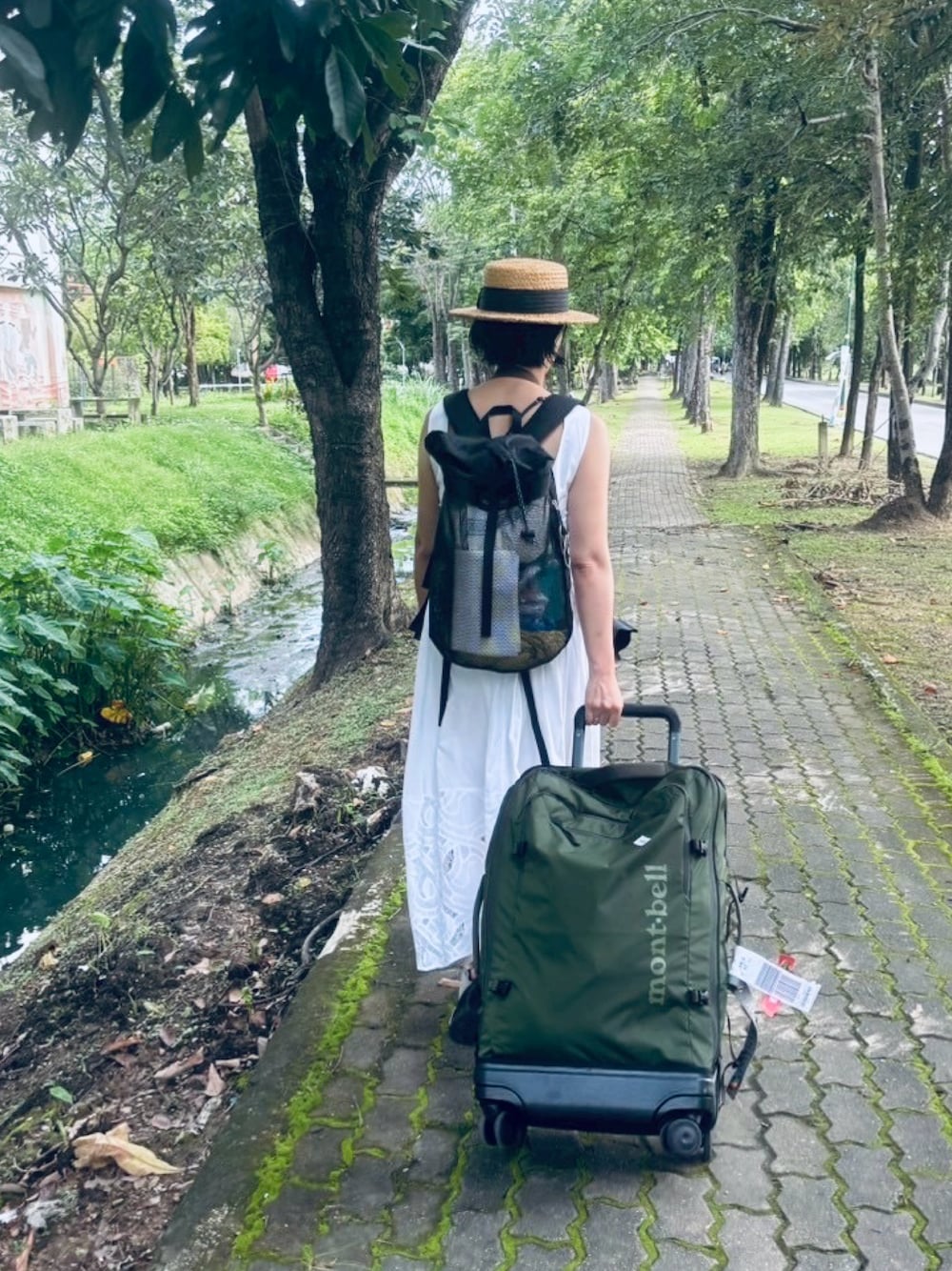「旅行、旅コーデ、白ワンピース」｜「mont-bellのアイテム（スーツケース/キャリーバッグ、グリーン系）」を使った、Michi  Murakamiさん（レディース・170cm）の夏コーディネートの1枚目の写真