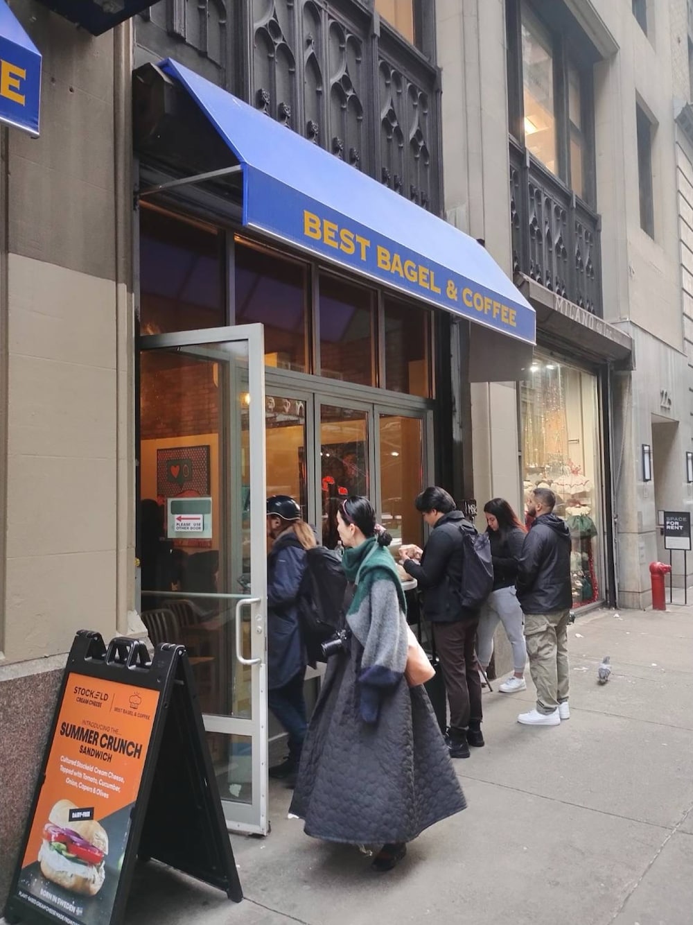 「旅行、NYC」｜「UN3D.のサークルキルティングボリュームワンピース（ワンピース、ブラック系）」を使った、Michi  Murakamiさん（レディース・170cm）の冬コーディネートの1枚目の写真
